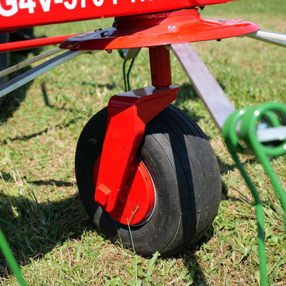 Detaljbild på hjul på Enorossi Vortex G4 hövändare i slåtter
