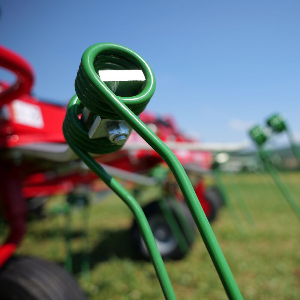 Detaljbild på räfspinne i fjäderstål på Enorossi Vortex G4 hövändare