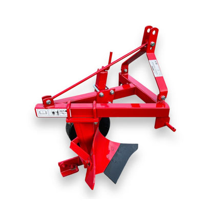 Enskärig plog monterad på minitraktor för plöjning av grönsaksland