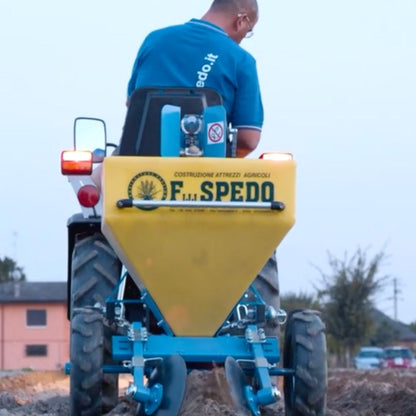 Bakifrån vy av en F.lli Spedo potatissättare för traktor under arbete på fältet