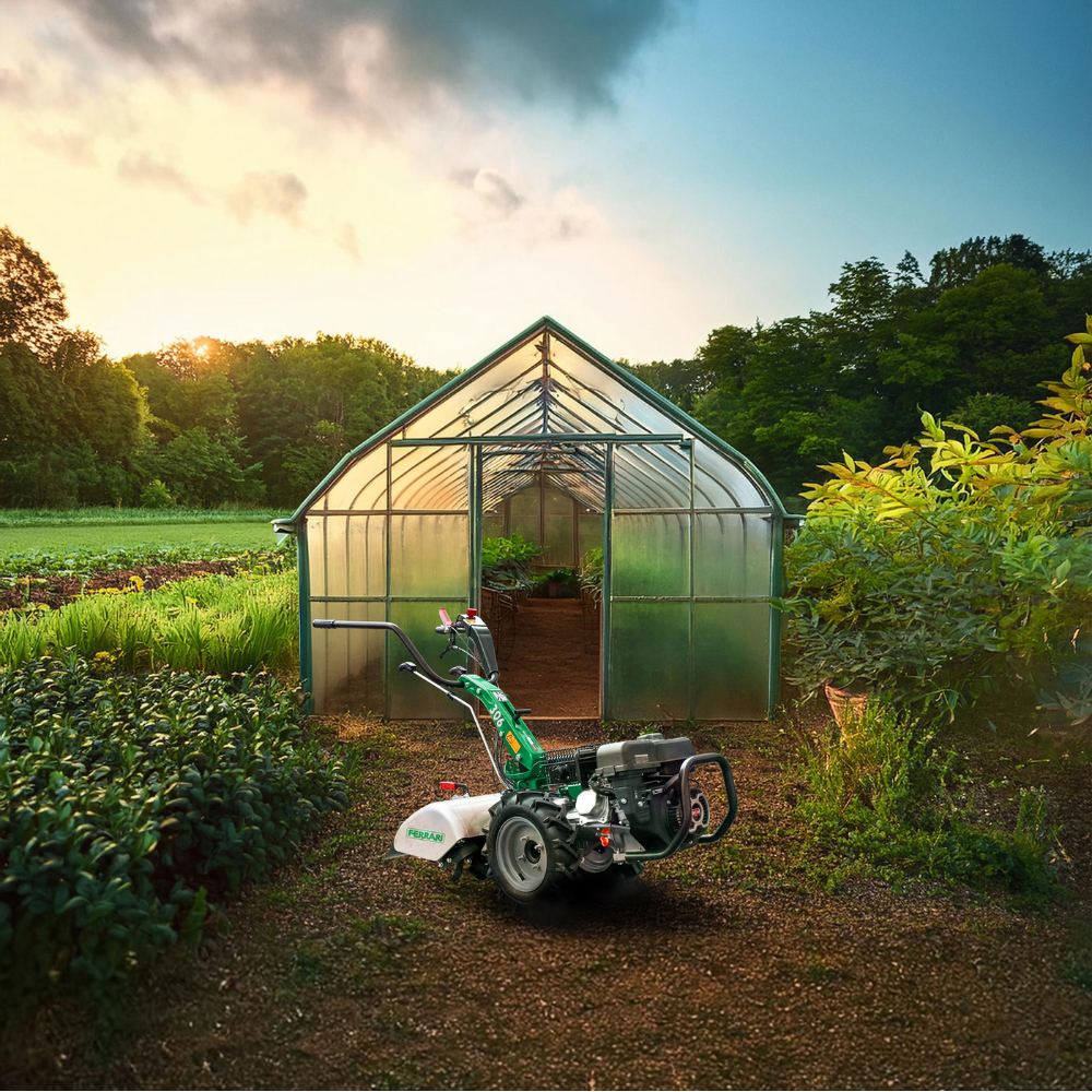 Ferrari 306 Smartsafe tvåhjulstraktor i arbete vid professionell jordbearbetning