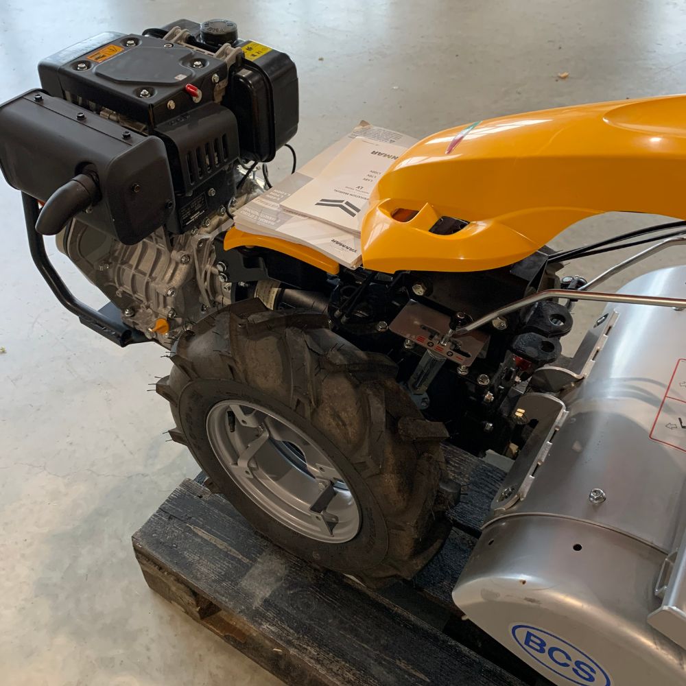 Ferrari 340 Powersafe Yanmar L100 Diesel sidovy med jordbruksdäck