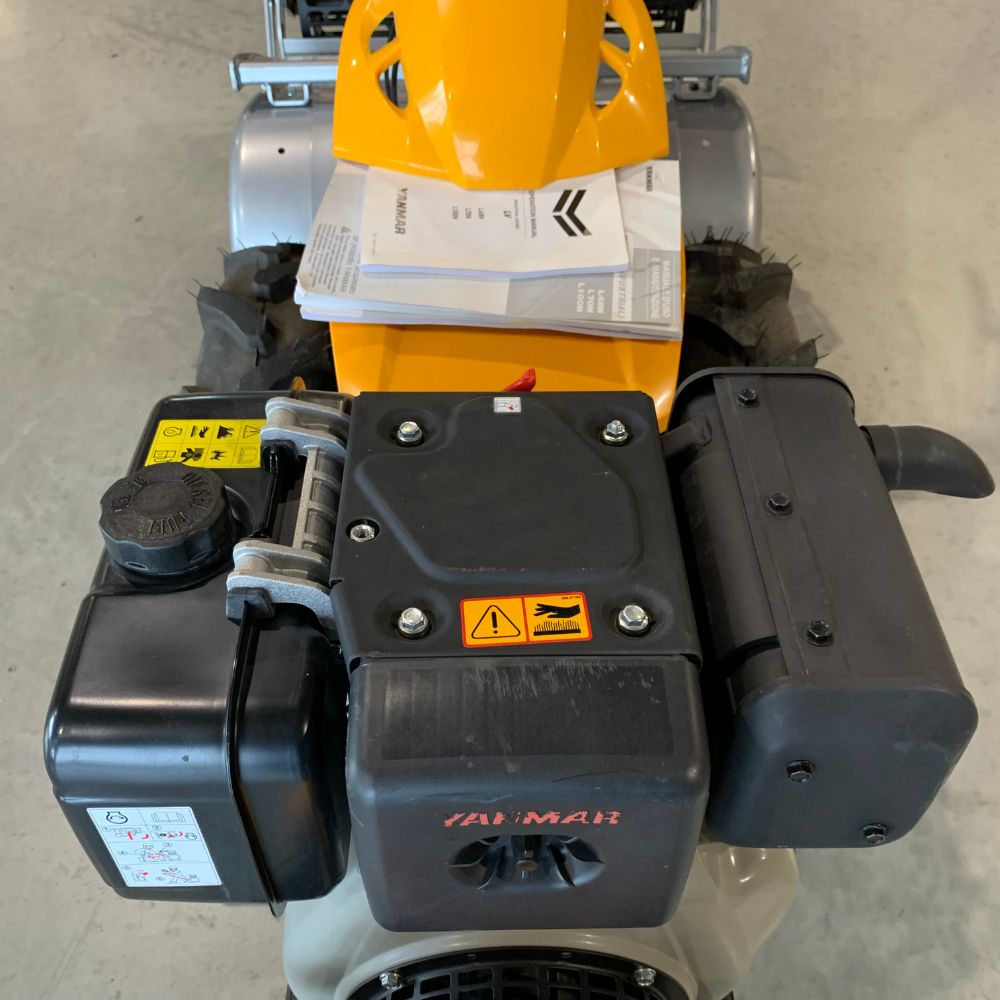 Närbild Yanmar L100 dieselmotor på Ferrari 340 Powersafe enaxlad