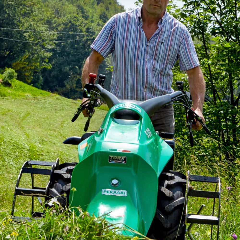 Ferrari 530 S EasyDrive PowerSafe används för slåtter i brant terräng och sluttande landskap