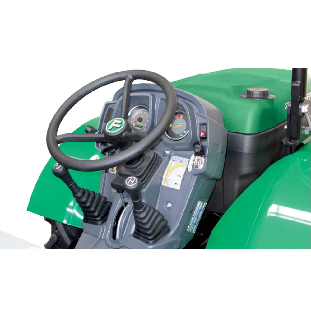 Ergonomisk förarplats på Ferrari Cromo 35 AR kompakttraktor med lättåtkomliga reglage och hydrostatisk styrning.