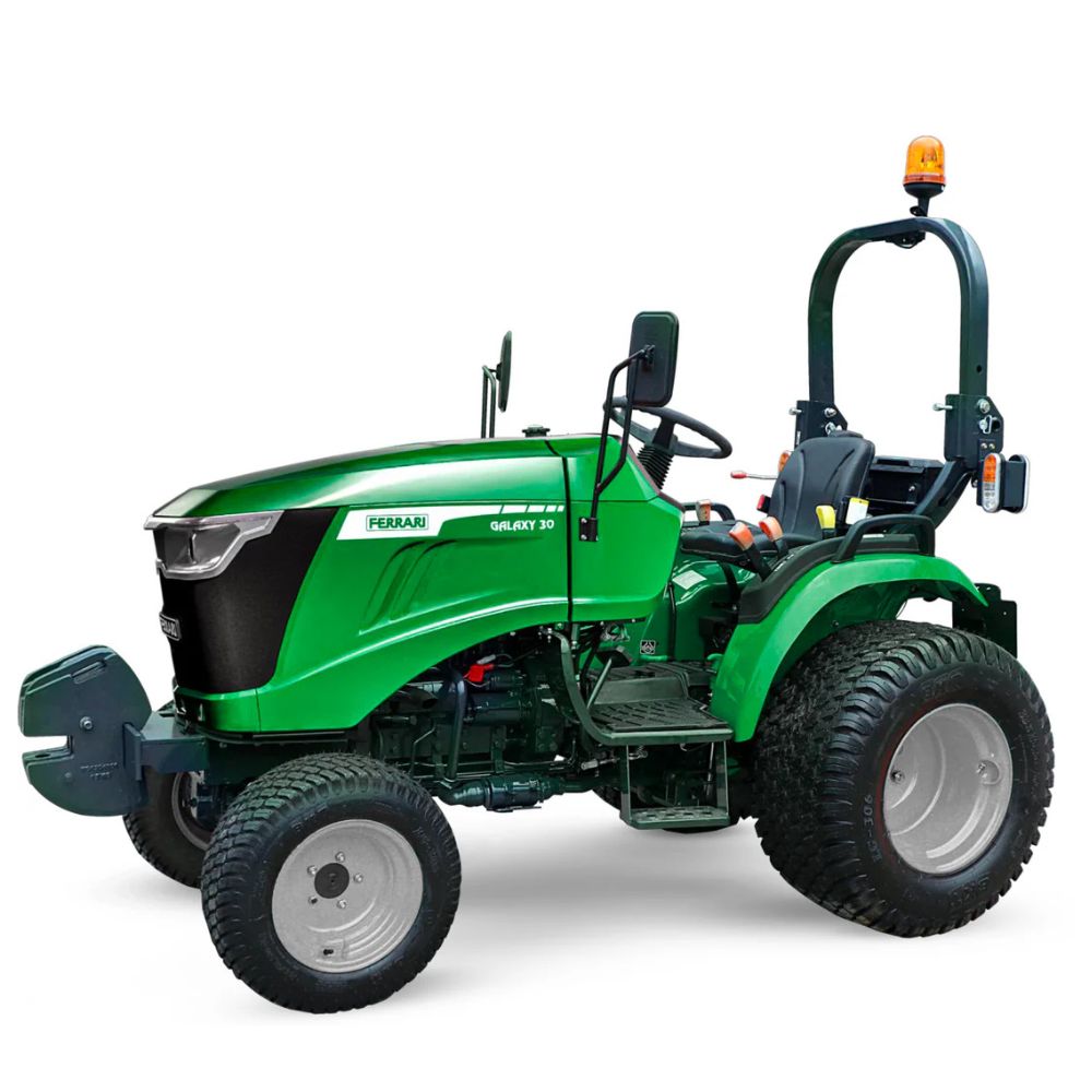 Ferrari Galaxy 30 kompakttraktor med 21 hk Mitsubishi Stage V-motor och mekanisk växellåda sedd från sidan mot vit bakgrund.