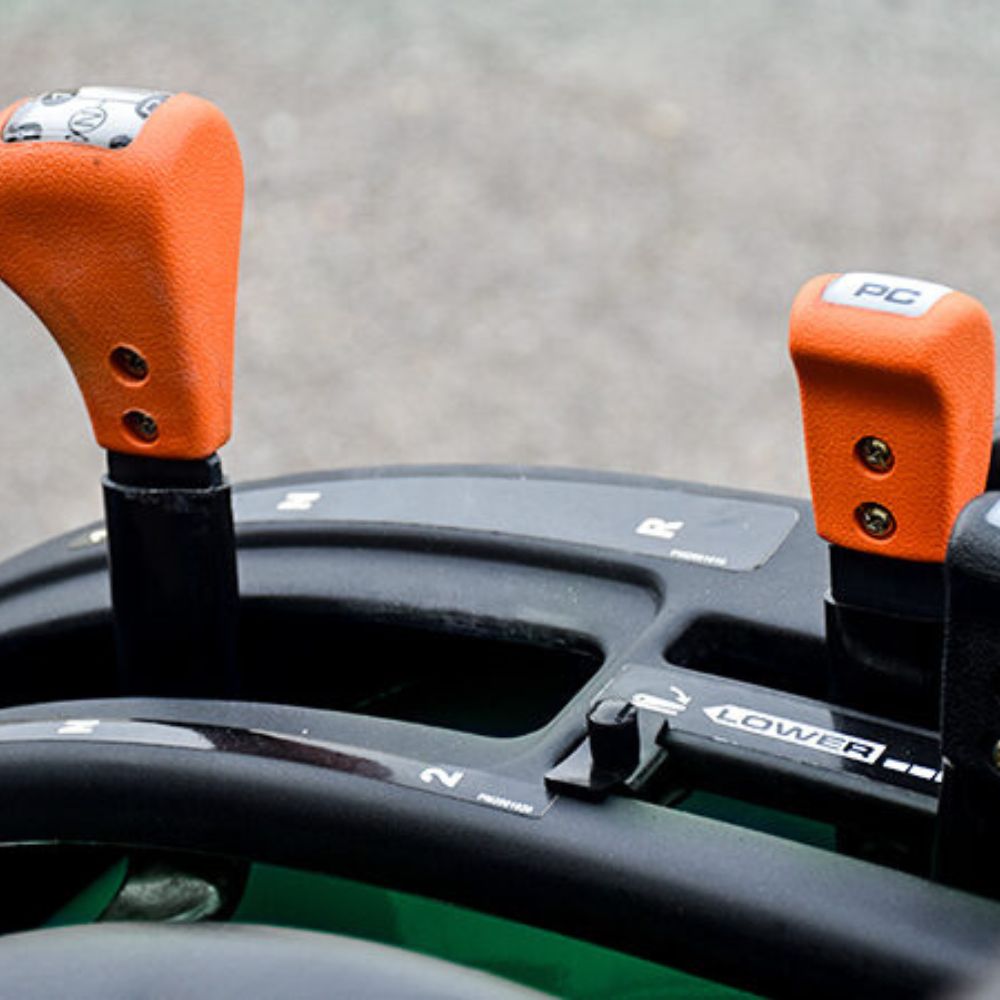 Ferrari Galaxy 30 kompakttraktor – ergonomisk växelspak och PTO-reglage
