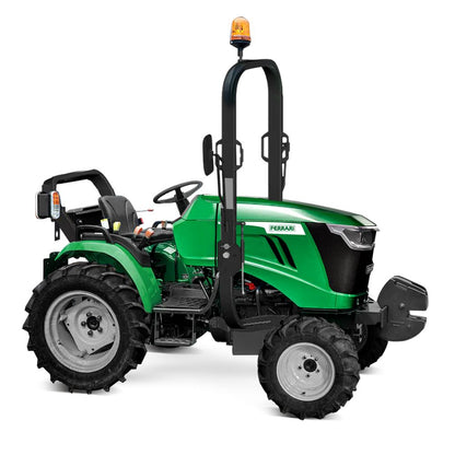 Ferrari Galaxy 35 kompakttraktor med manuell växellåda, 25 hk Mitsubishi-motor och frontmonterad fällbar störtbåge sedd snett framifrån mot vit bakgrund