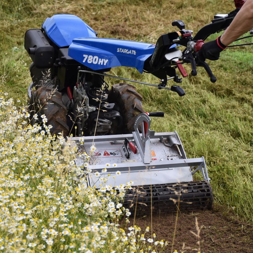 Ferrari gallervält Precision Depth Roller i drift på äng för exakt markbearbetning