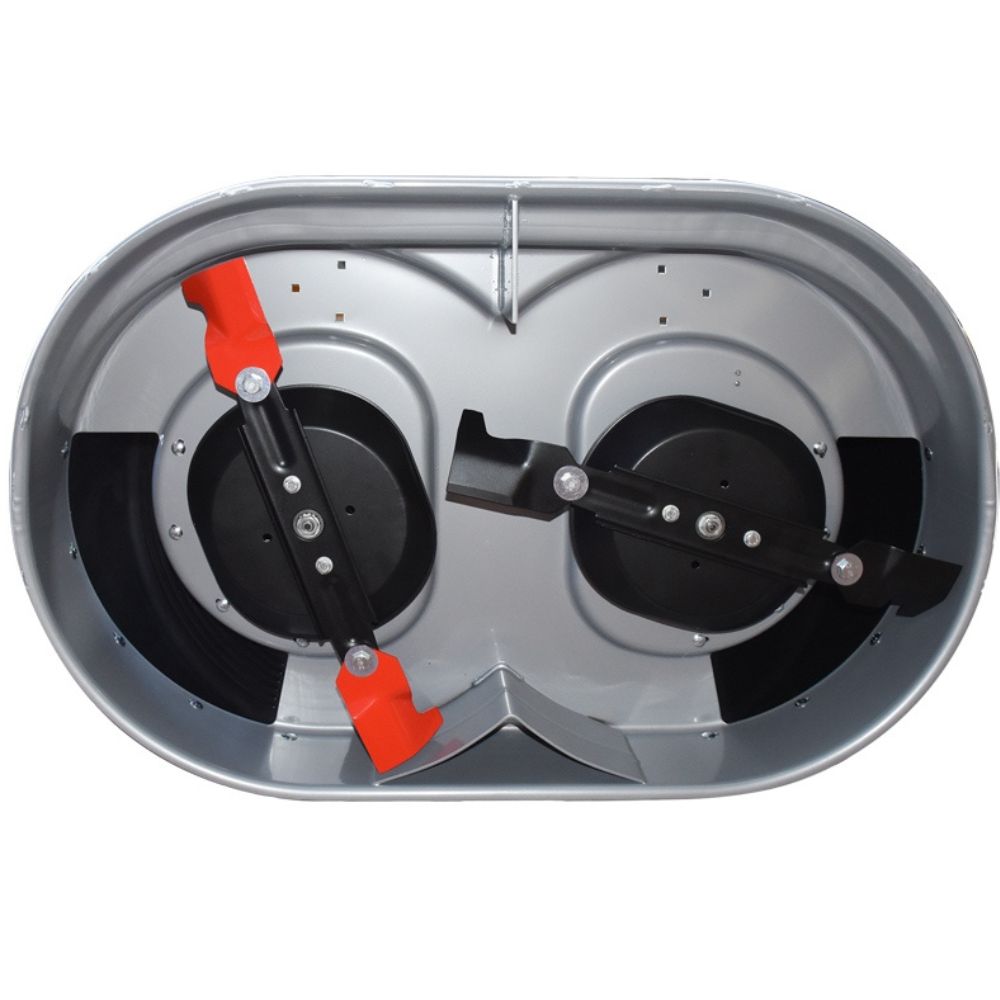 Undersida av Ferrari gräsklippare med 100 cm klippbredd, visande dubbla roterande knivar.