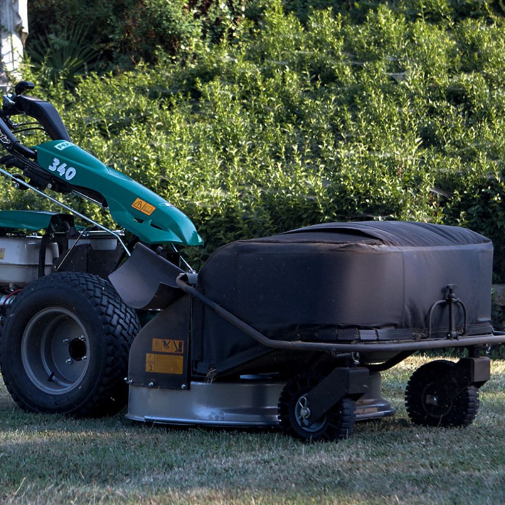 Närbild på Ferrari gräsklippare med uppsamlare och 100 cm klippbredd i drift på gräsmatta.