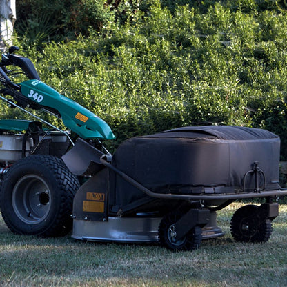 Närbild på Ferrari gräsklippare med uppsamlare och 100 cm klippbredd i drift på gräsmatta.