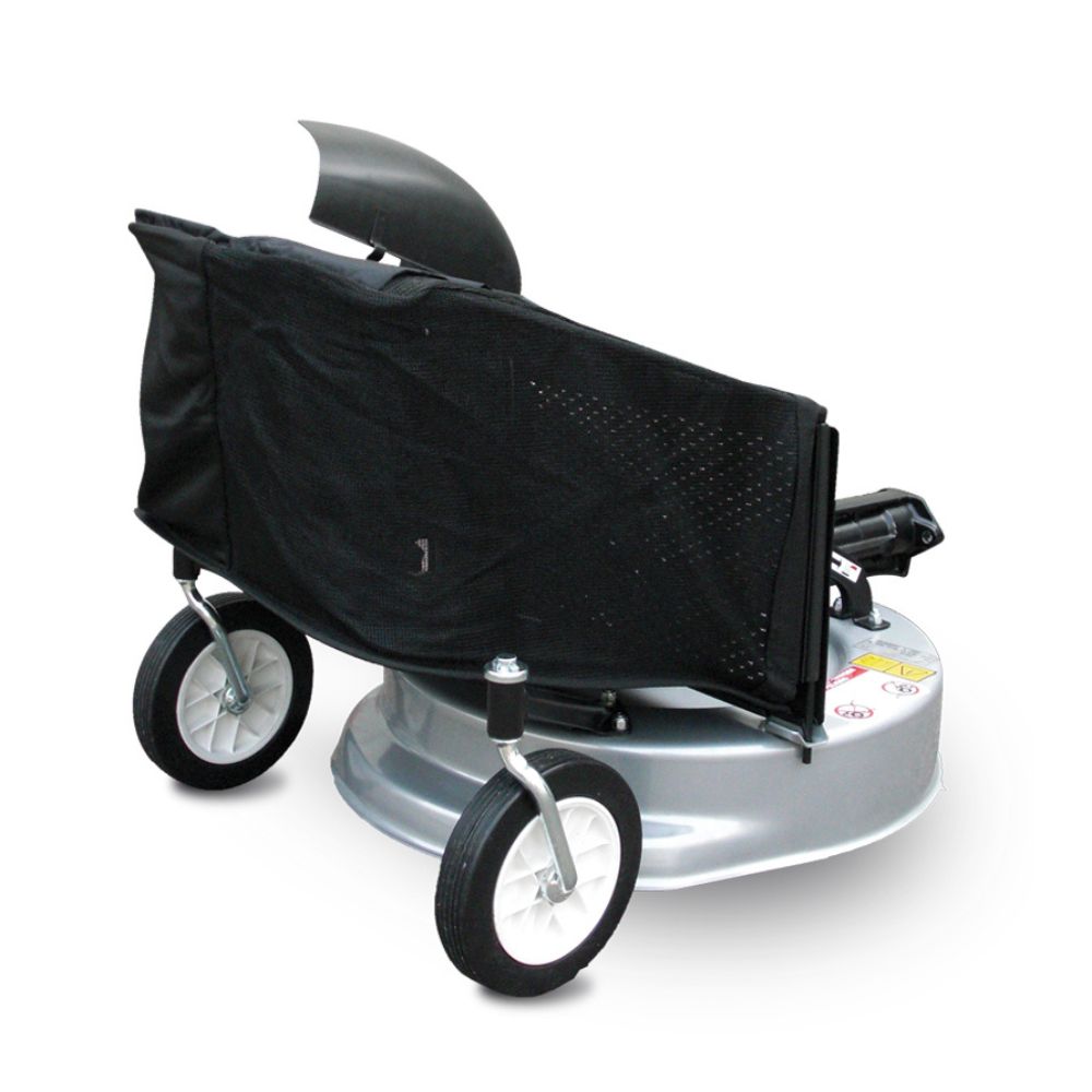 Ferrari gräsklippare med uppsamlare, enknivsmodell 56 cm, sedd från sidan med uppsamlingspåse och stödhjul.