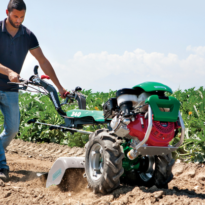 Ferrari jordfräs i drift på tvåhjulstraktor för jordbearbetning