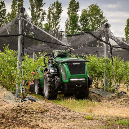 Ferrari Mizar 70 AR arbetar smidigt under skyddsnät i en fruktodling.