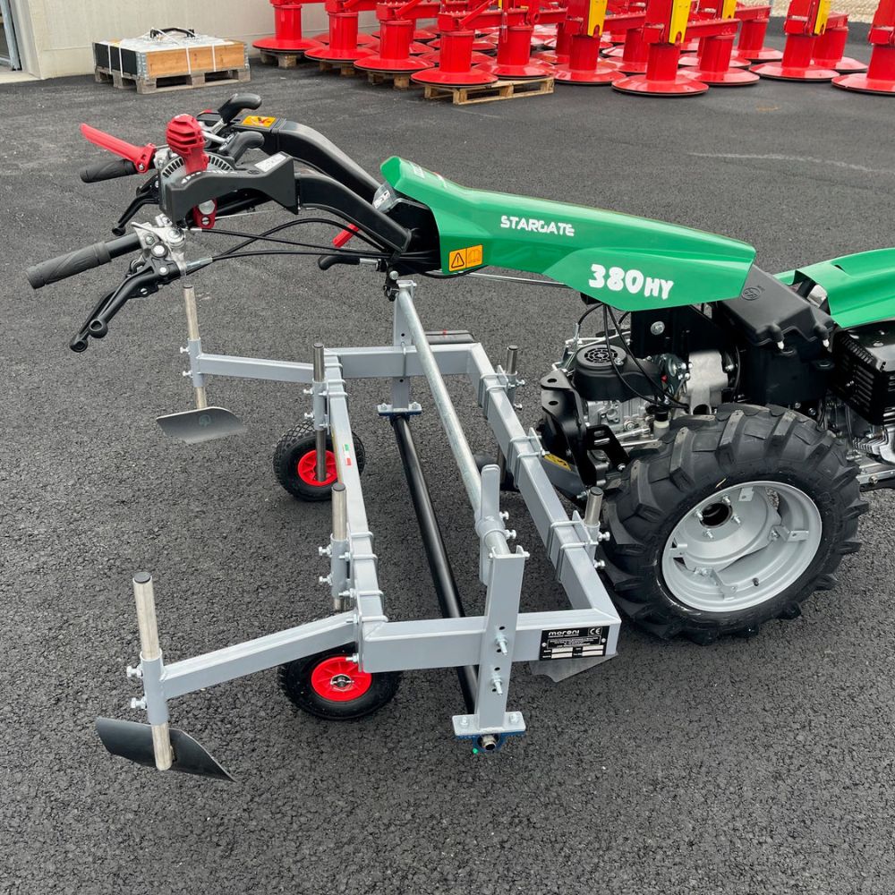 Ferrari plastläggare monterad på tvåhjulstraktor för effektiv utläggning av odlingsfilm och täckplast.