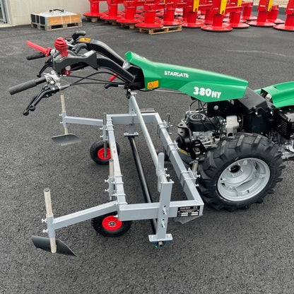 Ferrari plastläggare monterad på tvåhjulstraktor för effektiv utläggning av odlingsfilm och täckplast.