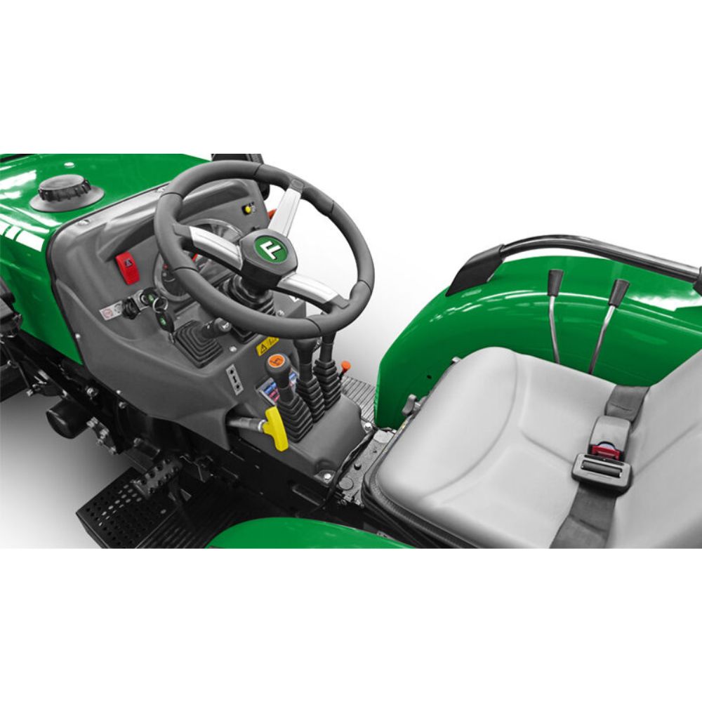 Ergonomisk förarplats på Ferrari Raptor 35 med översiktliga reglage, ratt med Ferrari-logotyp och bekvämt säte.