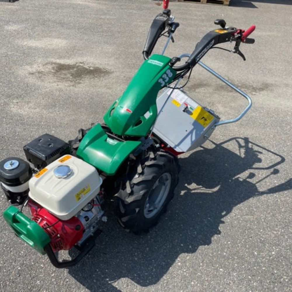 Ferrari Rotorplog Groundblaster monterad på tvåhjulstraktor – framifrån