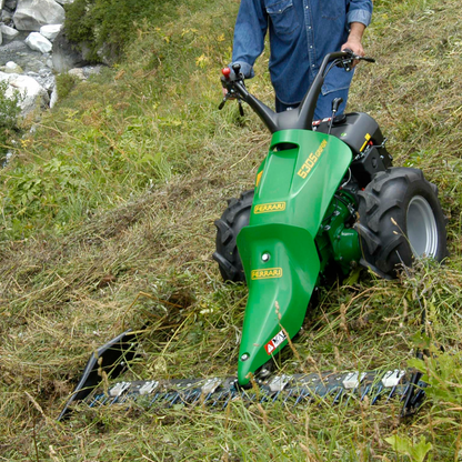 Fingerbalk från Ferrari klipper ängsvegetation med rena, skonsamma snitt
