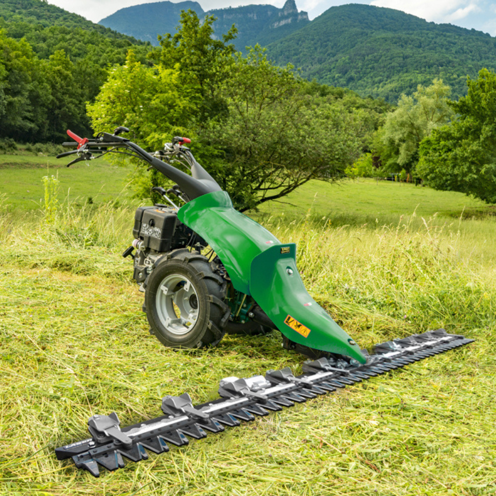 Ferrari Slåtterbalk Laser i arbete på ängsmark med effektiv grässlåtter