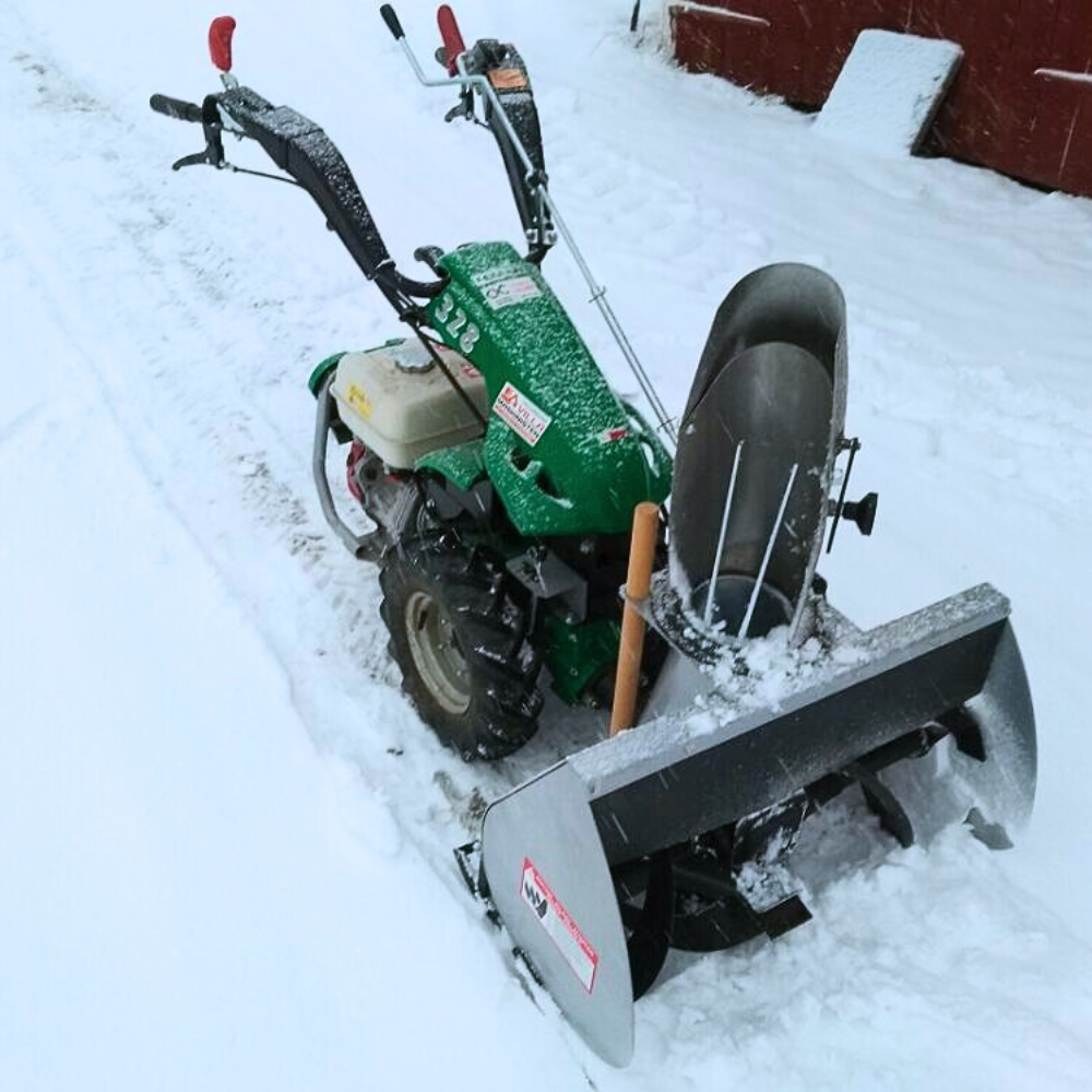 Snöslunga Ferrari 70 cm monterad på tvåhjulstraktor i arb
