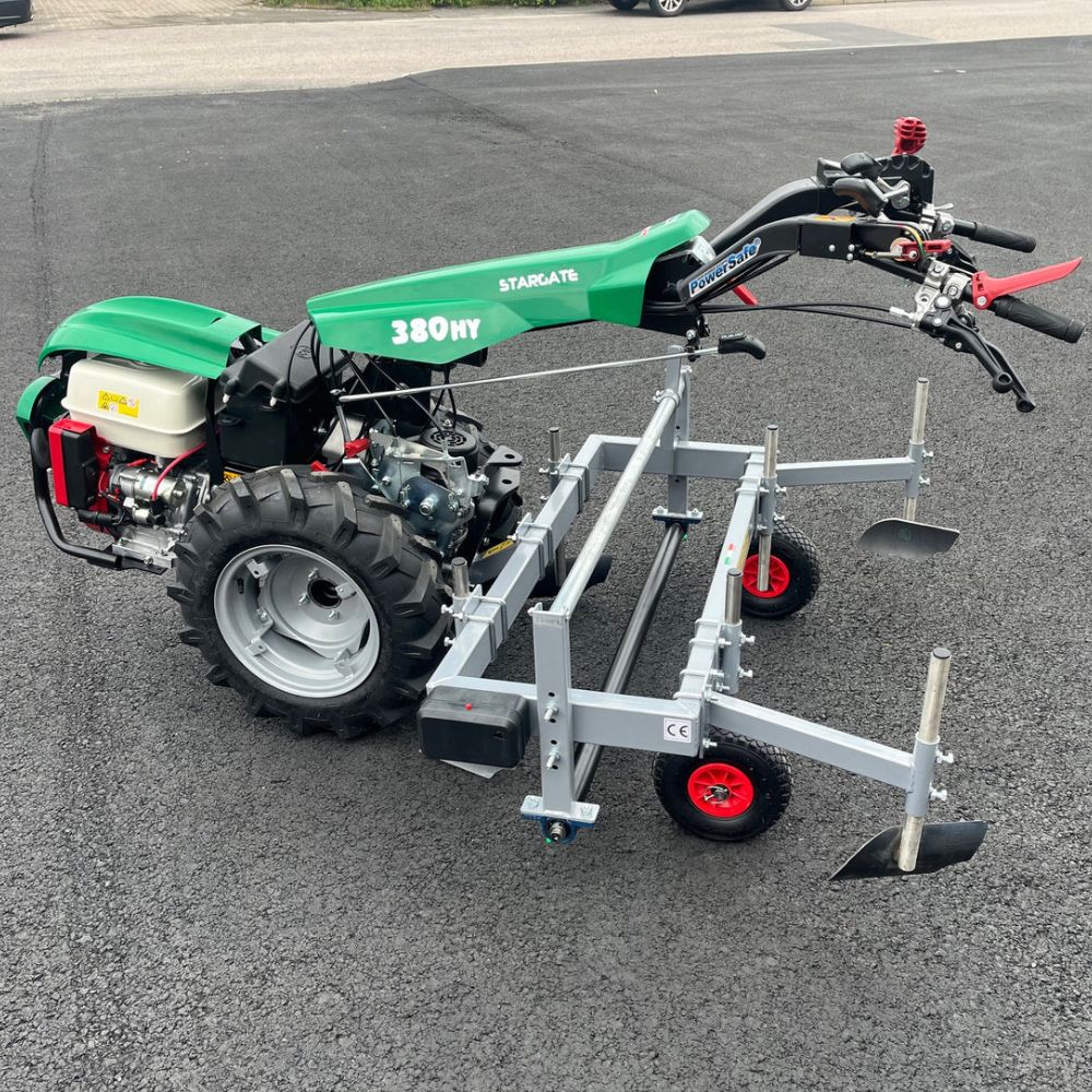 Sidovy av en Ferrari plastläggare som visar redskapets robusta konstruktion för stabil plastläggning i fält.