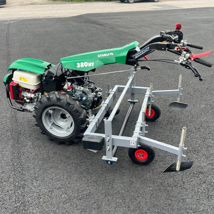 Sidovy av en Ferrari plastläggare som visar redskapets robusta konstruktion för stabil plastläggning i fält.