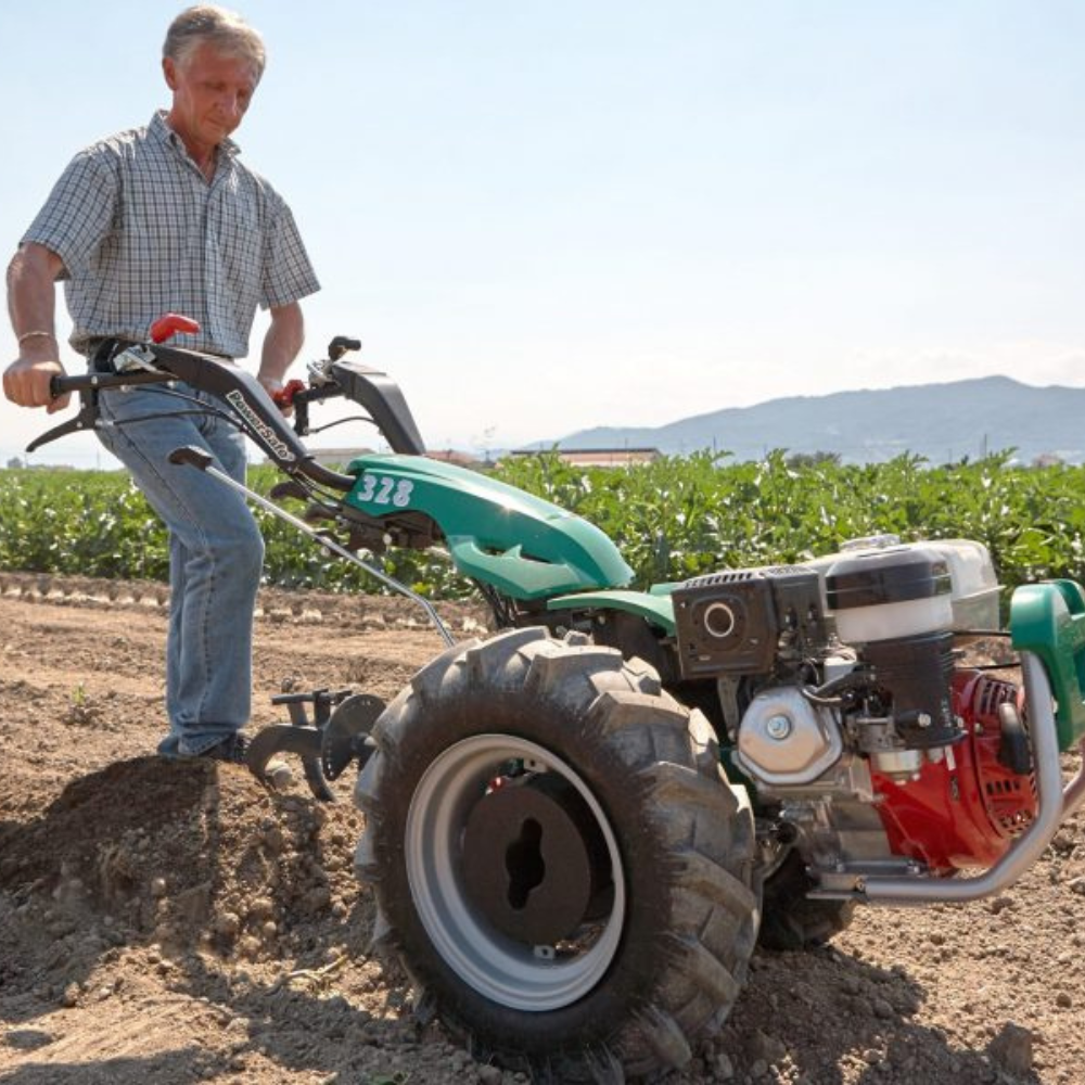 Ferrari 328 Powersafe tvåhjulstraktor som arbetar i jorden