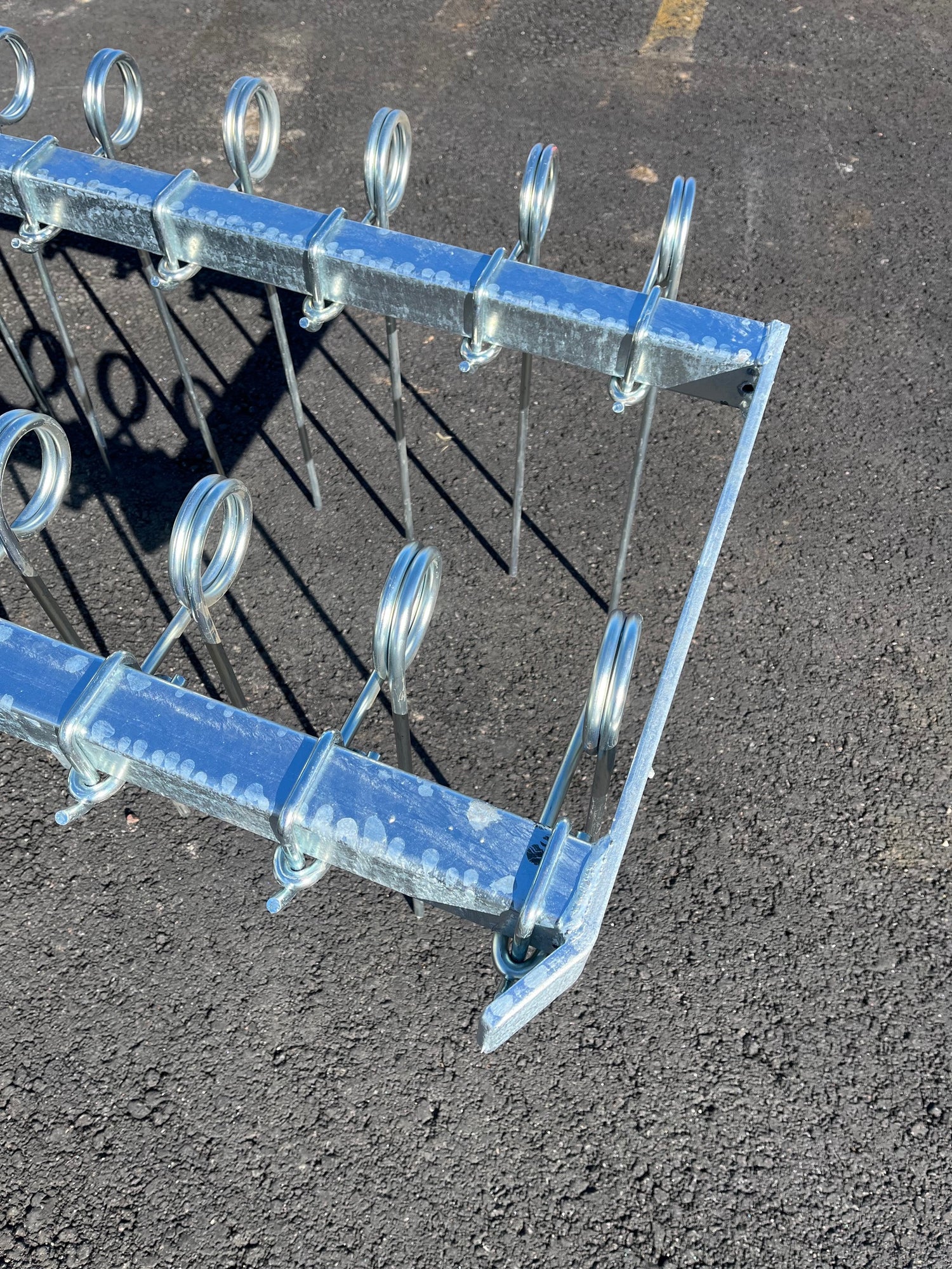 Galvaniserad gårdsharv med rundade hörn och robust konstruktion