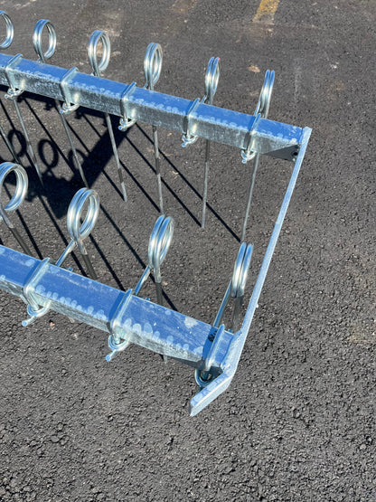 Galvaniserad gårdsharv med rundade hörn och robust konstruktion