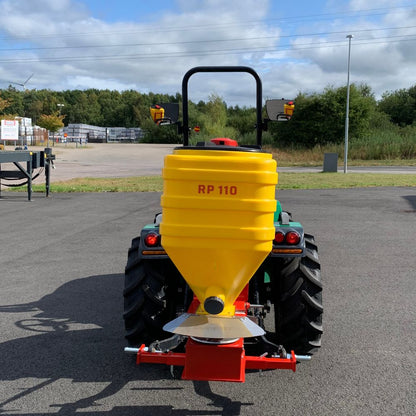 Jarmet RP 110 Liter frösåmaskin monterad på traktor – bakvy