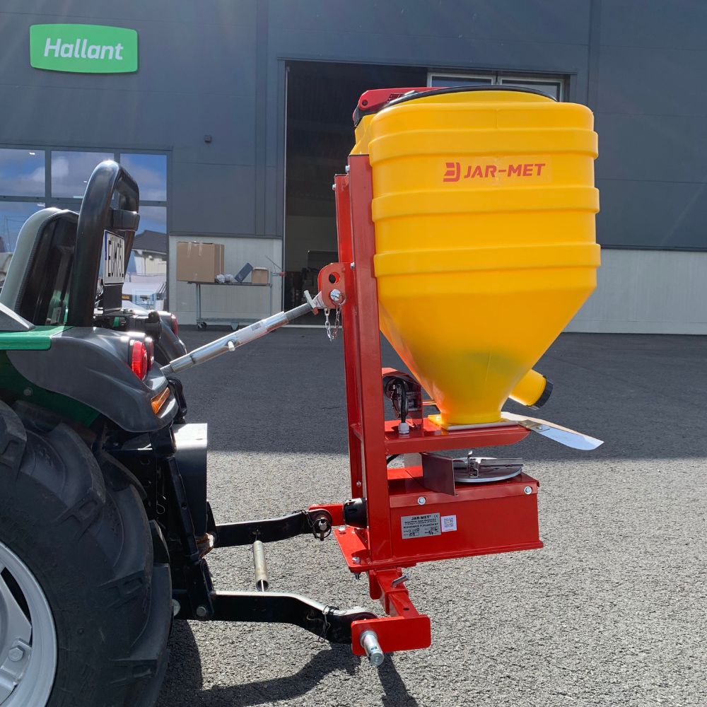 Jarmet frösåmaskin 110 Liter monterad på traktor vid Hallant