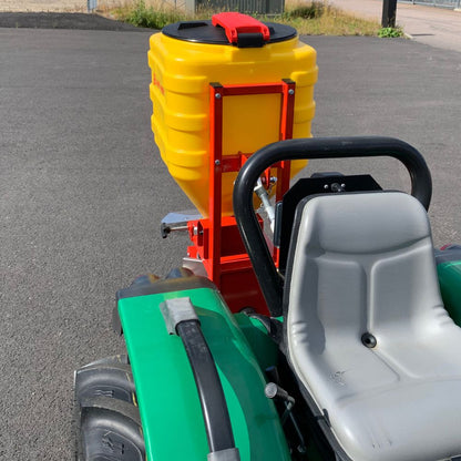 Jarmet frösåmaskin och spridare RP 110 Liter monterad på traktor