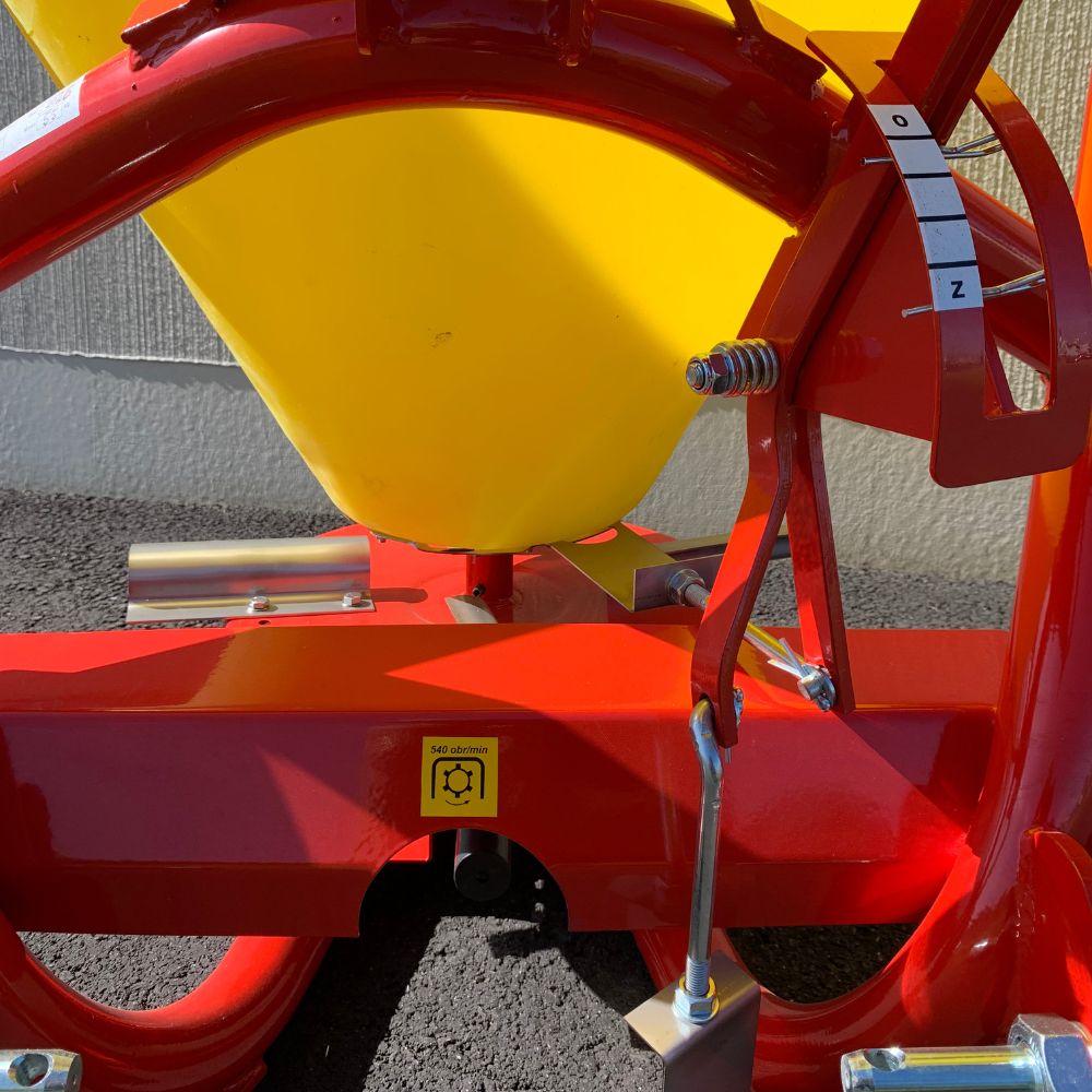 Detaljbild på röd lackerad ram och fästen på konstgödselspridare 300 liter