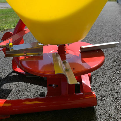 Detaljbild på röd lackerad ram och spridarepå konstgödselspridare 300 liter