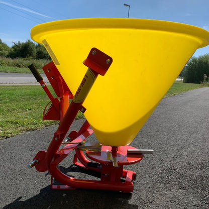 Konstgödselspridare 300 liter med gul tank och röd ram – sedd från sidan