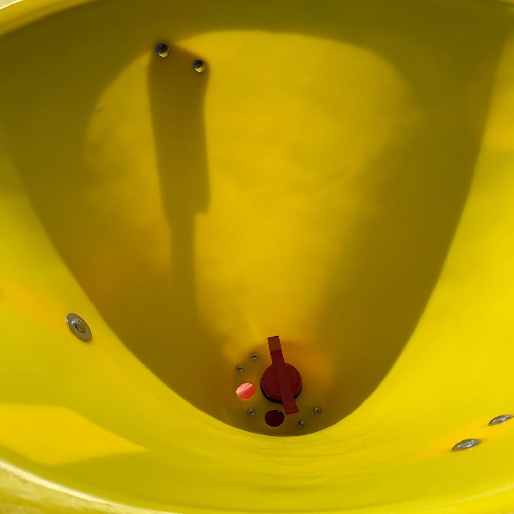 Insida av tank på konstgödselspridare 300 liter med utloppsventil och omrörare
