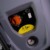 Närbild på kontrollpanelen med termostat och reglage för dieselbrännaren på Comet Scout 150.