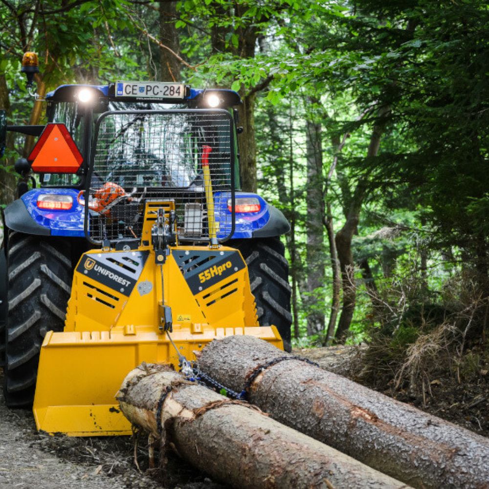Uniforest 55 HPRO lunningsvinsch i arbete - drar virke i skogen