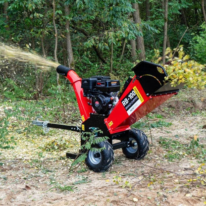 Bensindriven flishugg Remet RB-100 flisar grenar och blåser ut flis vid röjning i skogsmiljö.