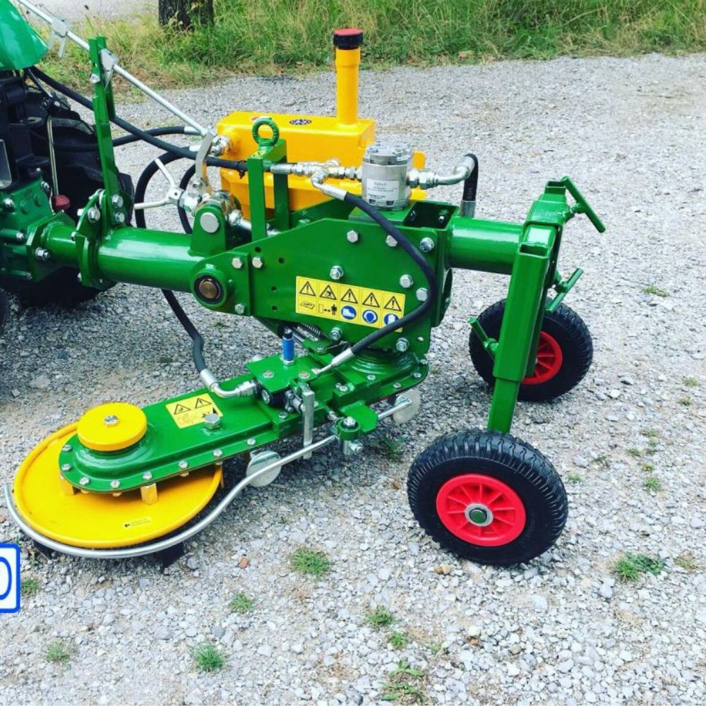 Ogräsbekämpning nära stammen i vingård med Carli ERP1