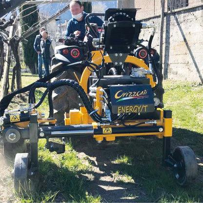 Energy/T frontal ogräsbekämpningsmaskin för vinodling i arbete mellan vinrader