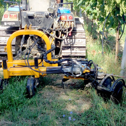 Orizzonti Orion bakmonterad ram i arbete vid vinstam kemikaliefri ogräsbekämpning
