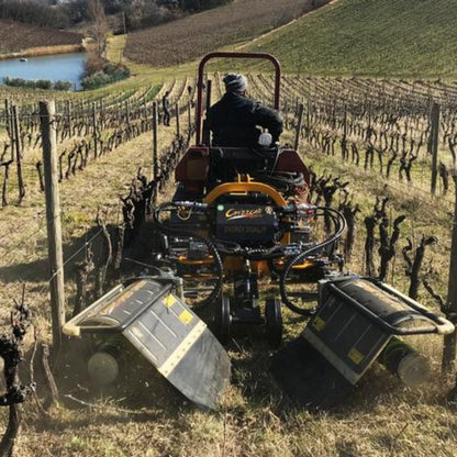 Speed Green ogräsbekämpare i aktion mellan vinrader - kemikaliefri drift