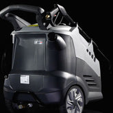 Comet Scout 150 Extra, en dieseldriven hetvattentvätt för professionellt bruk, sedd snett bakiifrån.