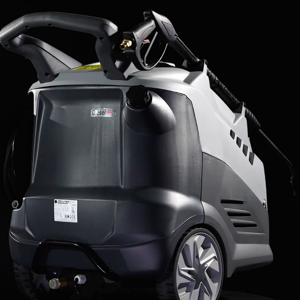 Comet Scout 150 Extra, en dieseldriven hetvattentvätt för professionellt bruk, sedd snett bakiifrån.