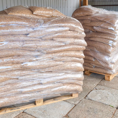 Pallat lager med säckade träpellets producerade med Remet P-200