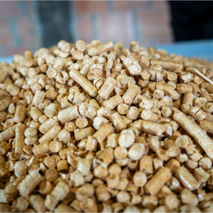 Närbild på färdiga träpellets producerade med Remet Pelletsmaskin P-200