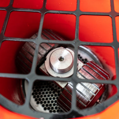 Detalj av pelletshål i matrisen på Remet P-200 pelletspress